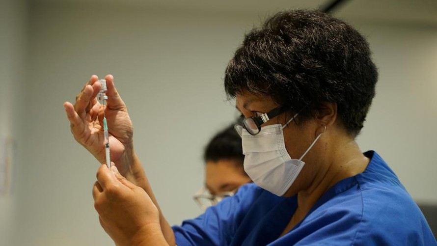 Nhân viên y tế New Zealand chuẩn bị vaccine Pfizer - BioNTech tiêm ngừa cho người dân tại Auckland ngày 19/2. Ảnh: Reuters.