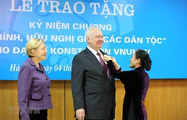 Chủ tịch Liên hiệp các tổ chức hữu nghị Việt Nam Nguyễn Phương Nga gắn Kỷ niệm chương 'Vì hòa bình, hữu nghị giữa các dân tộc' tặng Đại sứ Liên bang Nga tại Việt Nam Konstantin Vnukov. (Nguồn: TTXVN)