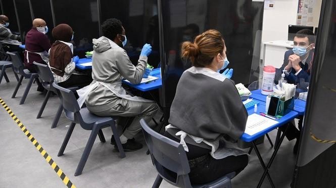 Một khu xét nghiệm COVID-19 trong trường học tại Anh. Ảnh: Reuters.