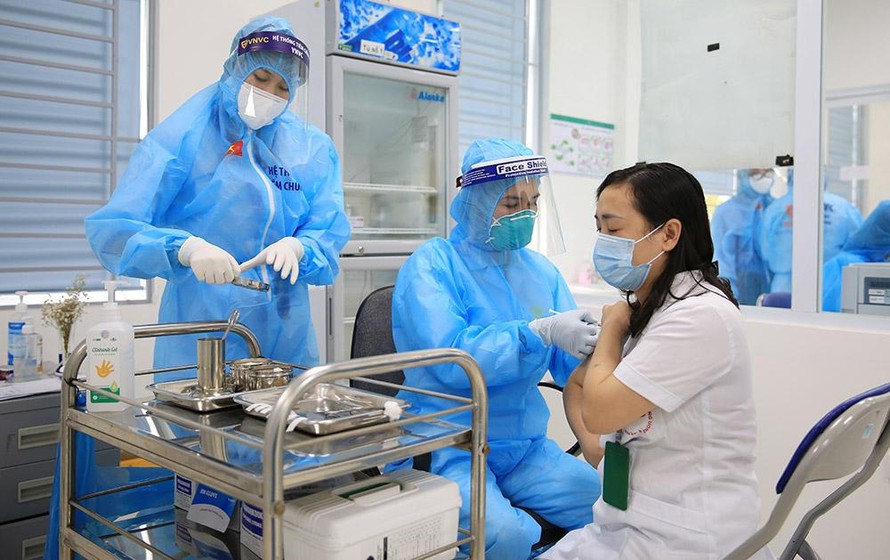 Triển khai tiêm vắc xin Covid-19 tại BV Bệnh nhiệt đới trung ương cơ sở 2 (Hà Nội) vào sáng 8-3.