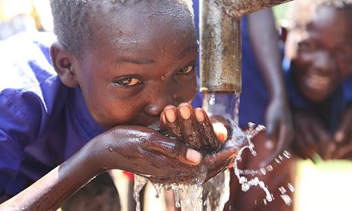 Tình trạng thiếu nước sạch đối với trẻ em