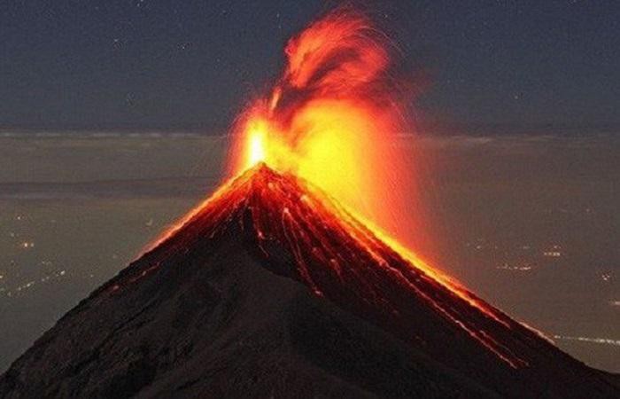 Núi lửa Fuego phun trào mạnh