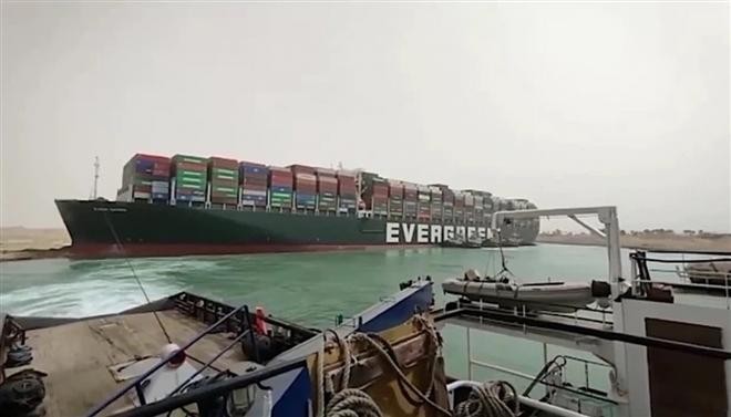 Tàu Ever Given bị mắc kẹt ở kênh đào Suez. (Ảnh: BBC)