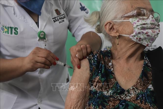 Tiêm chủng tại Brazil gặp khó khăn do thiếu vaccine