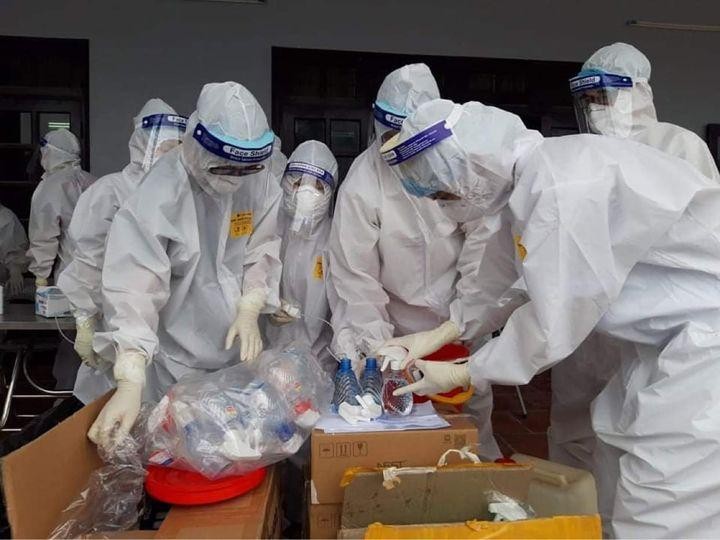 Lực lượng y tế tiến hành việc lấy mẫu test nhanh cho người dân và công nhân tại vùng tâm dịch ở Việt Yên, Bắc Giang. Ảnh: Xuân Thắng