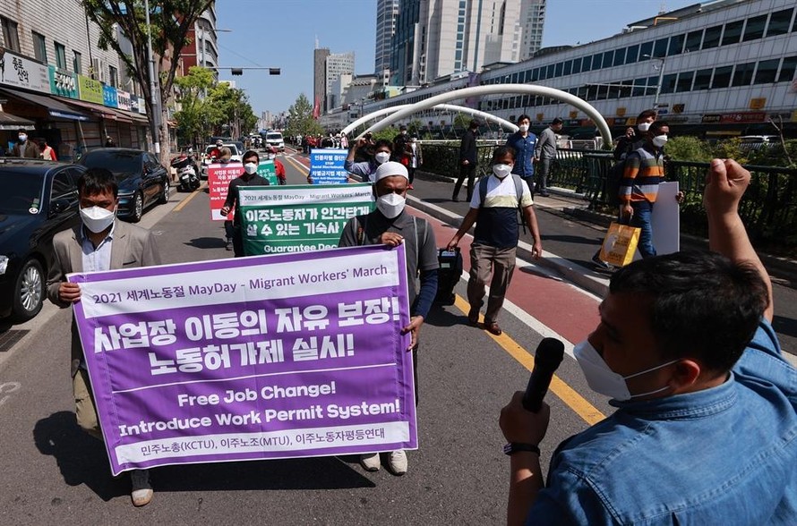 Người lao động nhập cư và các nhà hoạt động địa phương yêu cầu chính phủ cho phép lao động nhập cư được tự do chuyển đổi công việc, tại một cuộc biểu tình ở trung tâm Seoul, ngày 25/04. (Ảnh: Thông tấn Yonhap)