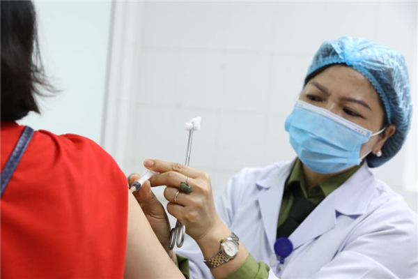Tiêm mũi 2 thử nghiệm giai đoạn 2 vắc xin phòng COVID-19 Nano Covax cho tình nguyện viên