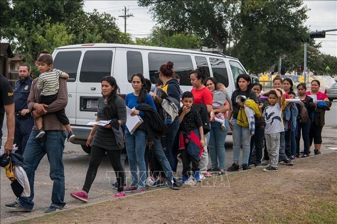 Người tị nạn Trung Mỹ được đưa tới nơi ở tạm sau khi được thả khỏi nơi giam giữ ở McAllen, Texas, Mỹ. Ảnh tư liệu: AFP/TTXVN