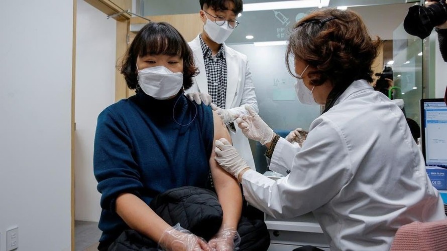 Hàn Quốc: Nhiều tập đoàn lớn khuyến khích nhân viên tiêm ngừa COVID-19
