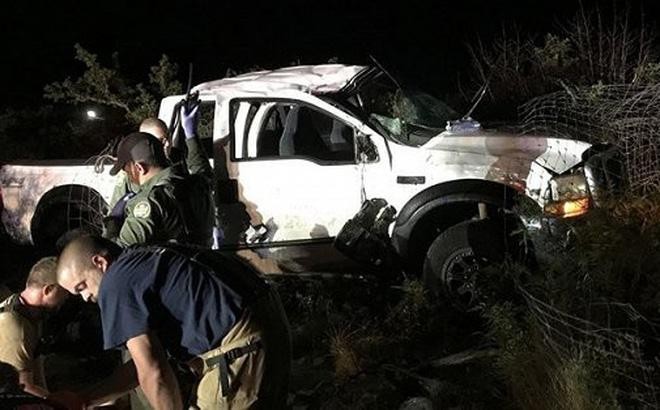 Hiện trường chiếc xe bán tải buôn người gặp nạn ở phía Bắc thị trấn biên giới Eagle Pass, bang Texas, Mỹ, gần thành phố Piedras Negras, Mexico. Ảnh: CAND