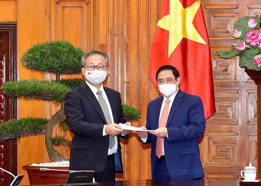 Đại sứ Nhật Bản chuyển thông điệp của Thủ tướng Nhật Bản Suga Yoshihide gửi Thủ tướng Chính phủ Phạm Minh Chính về việc Chính phủ Nhật Bản quyết định hỗ trợ Việt Nam 1 triệu liều vaccine để phòng chống COVID-19. - Ảnh: VGP/Nhật Bắc