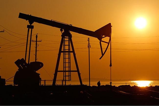 Mỹ: Giá dầu thô chạm mức cao nhất trong gần 3 năm