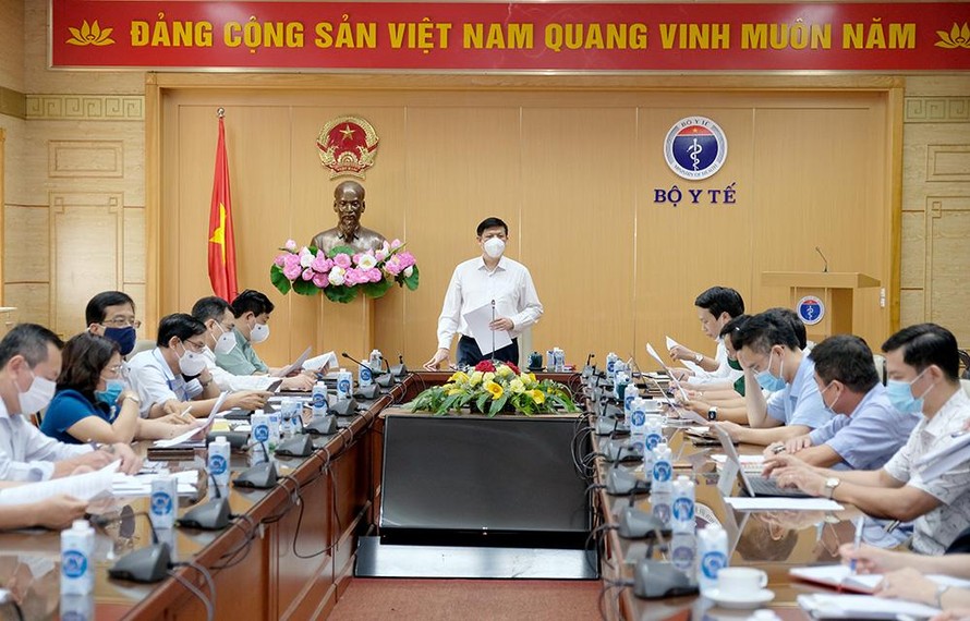 GS.TS Nguyễn Thanh Long- Bộ trưởng Bộ Y tế đã chủ trì cuộc họp triển khai chiến dịch tiêm chủng vắc xin phòng COVID-19 toàn quốc. Ảnh: Trần Minh