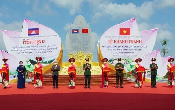 Thượng tướng Phan Văn Giang và Đại tướng Tea Banh cùng các đại biểu đã cắt băng khánh thành cụm công trình. Ảnh: Quân đội nhân dân