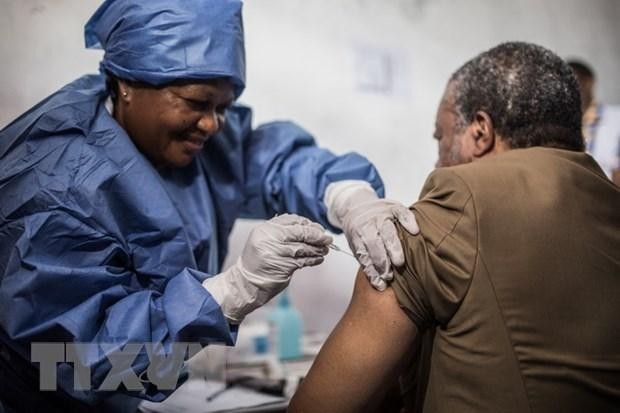 Nhân viên y tế tiêm vaccine phòng Ebola cho người dân tại Guinea. (Ảnh: AFP/TTXVN)