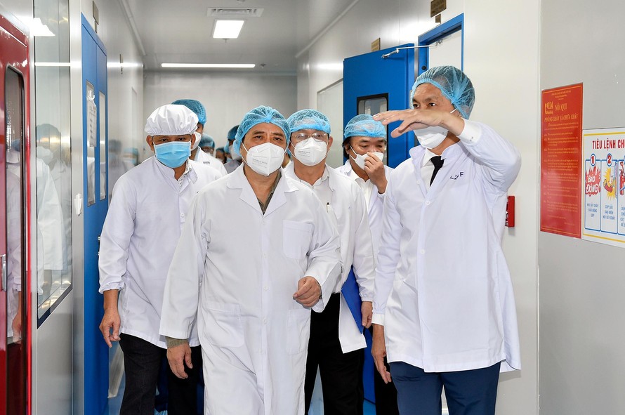 Thủ tướng thăm Công ty cổ phần công nghệ sinh học dược Nanogen-đơn vị nghiên cứu, sản xuất vaccine phòng COVID-19 Nanocovax tại khu công nghệ cao TPHCM. Ảnh: VGP/Nhật Bắc