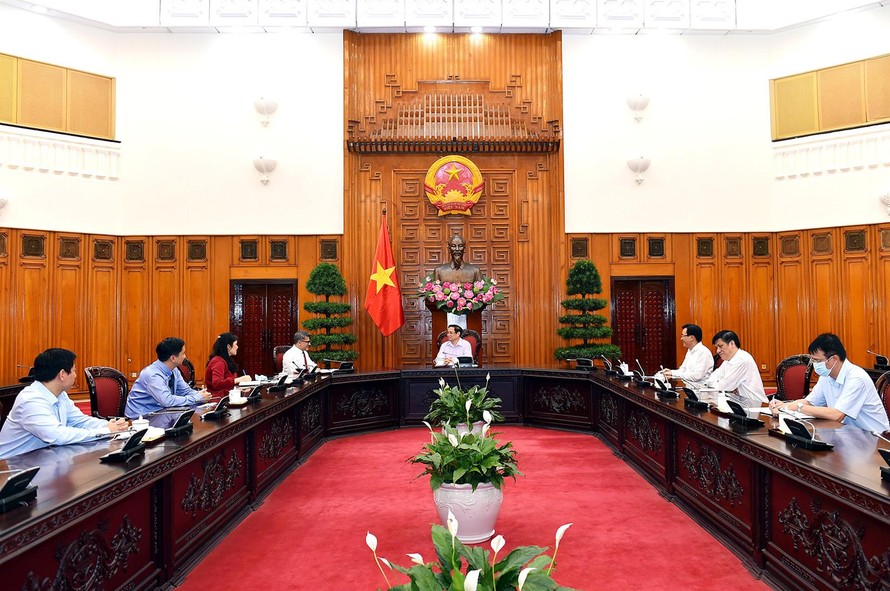 Tại buổi làm việc, Thủ tướng Phạm Minh Chính đề nghị Công ty AstraZeneca quan tâm, tạo mọi điều kiện thuận lợi nhất để Việt Nam có được ít nhất 10 triệu liều vaccine phòng chống COVID-19 từ nay đến đầu tháng 8/2021 - Ảnh: VGP/Nhật Bắc