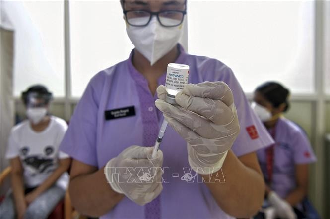 Nhân viên y tế chuẩn bị tiêm vaccine Covaxin phòng COVID-19 cho người dân tại Bangalore, Ấn Độ, ngày 18/6/2021. Ảnh: AFP/TTXVN