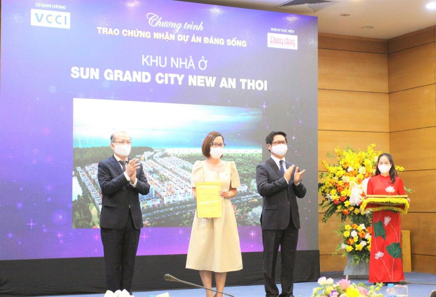 Bà Nguyễn Ngọc Thúy Linh – Phó Tổng Giám đốc thường trực Sun Property nhận các giải thưởng của chương trình “Dự án đáng sống 2021” 