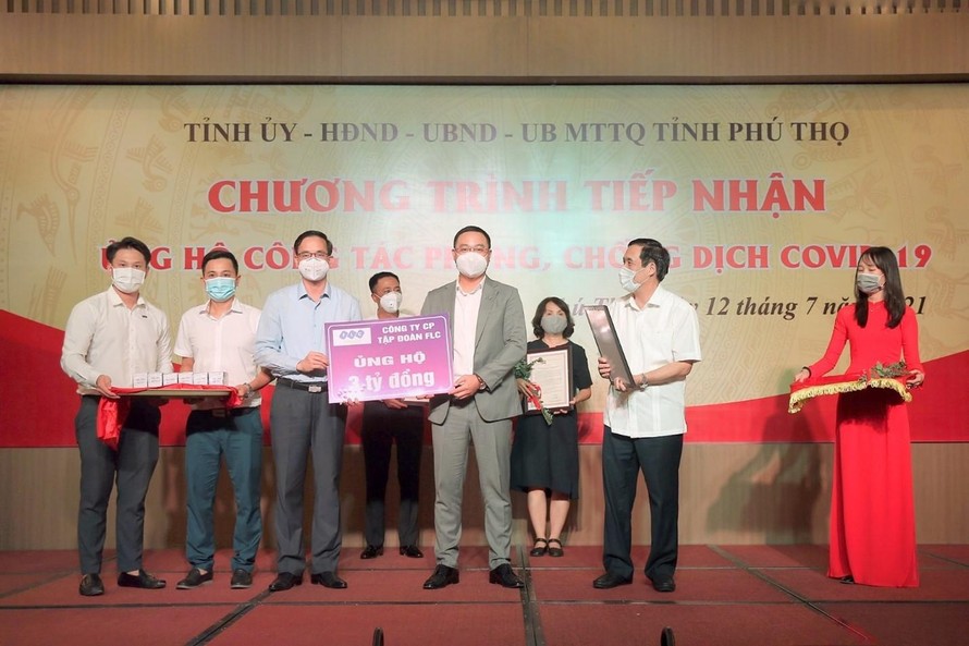 Ông Đỗ Việt Hùng – Phó TGĐ FLC trao tặng 3 tỷ đồng kinh phí hỗ trợ Phú Thọ trong công tác phòng chống dịch 
