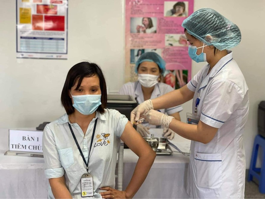Tiêm chủng vắc xin phòng COVID-19 cho công nhân tại khu công nghiệp ở Bắc Giang