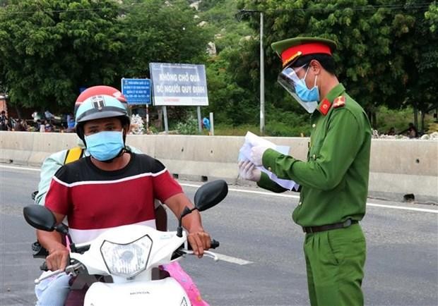 Lực lượng chức năng tại chốt Cà Ná, quốc lộ 1A (địa bàn huyện Thuận Nam, Ninh Thuận). (Ảnh: Công Thử/TTXVN)
