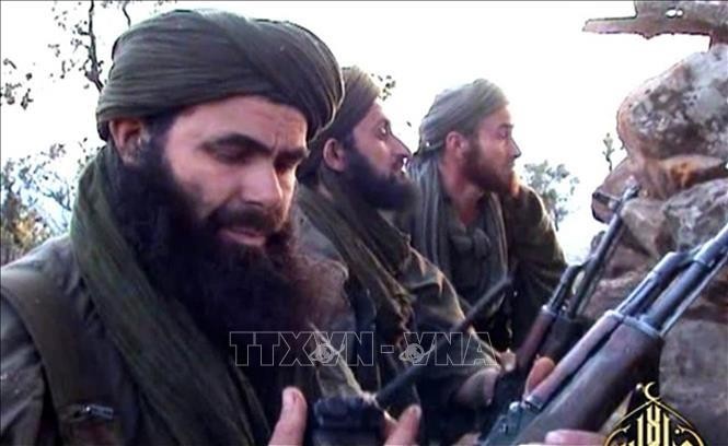 Thủ lĩnh của mạng lưới khủng bố Al Qaeda khu vực Bắc Phi Abdelmalek Droukdel (trái) đã bị các lực lượng Pháp tiêu diệt ở khu vực miền Bắc Mali. Ảnh: AFP/TTXVN