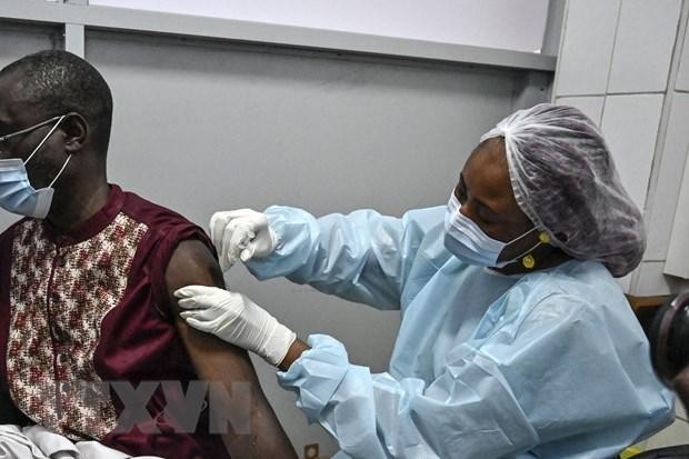 Tiêm vaccine ngừa Ebola tại một trung tâm tiêm chủng ở Cocody, Côte d’Ivoire, ngày 16/8/2021. (Ảnh: AFP/TTXVN)