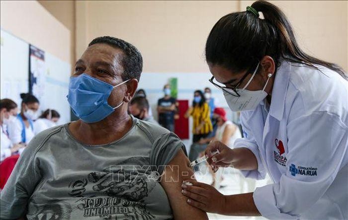 Brazil: Tiêm mũi vaccine tăng cường cho người cao tuổi và dễ tổn thương