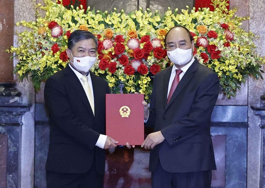 Chủ tịch nước Nguyễn Xuân Phúc trao Quyết định bổ nhiệm Đại sứ Đặc mệnh toàn quyền Việt Nam tại Campuchia cho đồng chí Nguyễn Huy Tăng.