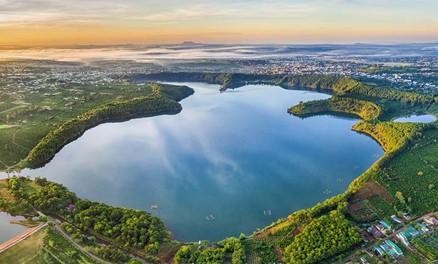 Vẻ đẹp hút tầm mắt của Biển Hồ nhìn từ trên cao (Nguồn: Shutterstock)