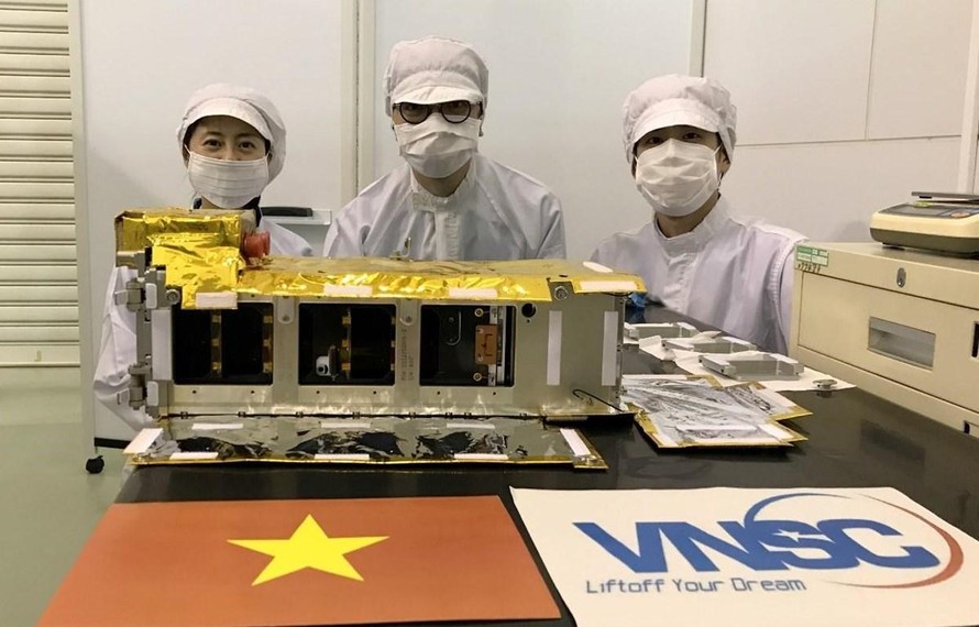 Vệ tinh NanoDragon của Việt Nam chính thức bàn giao cho Nhật Bản ngày 17/8/2021. (Ảnh: Trung tâm Vũ trụ Việt Nam)