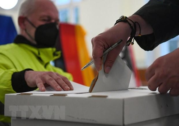 Cử tri bỏ phiếu bầu Quốc hội tại điểm bầu cử ở Berlin, Đức. (Ảnh: THX/TTXVN)