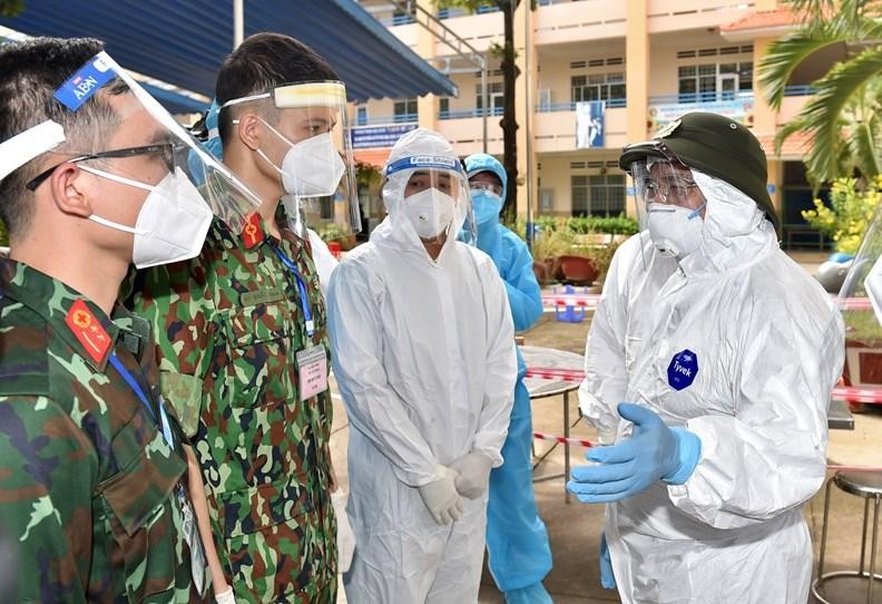 Thủ tướng Phạm Minh Chính (ngoài cùng bên phải) kiểm tra một trạm y tế lưu động tại TP Hồ Chí Minh, ngày 26/8 - Ảnh: VGP/Nhật Bắc