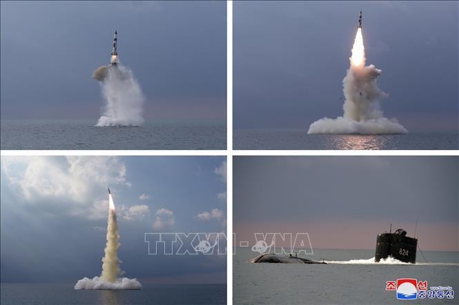 Một tên lửa đạn đạo kiểu mới được phóng thử từ tàu ngầm tại vùng biển ở Sinpo, Triều Tiên ngày 19/10/2021. Ảnh do Hãng thông tấn Trung ương Triều Tiên KCNA đăng phát. Ảnh: YONHAP/TTXVN