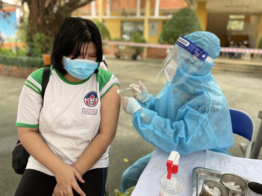 Thành phố Hồ Chí Minh chính thức tiêm vaccine ngừa COVID-19 cho học sinh​