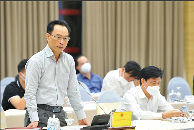 Thứ trưởng Bộ Giáo dục Hoàng Minh Sơn trả lời báo chí tại buổi họp báo. (Ảnh: Minh Đức/TTXVN)