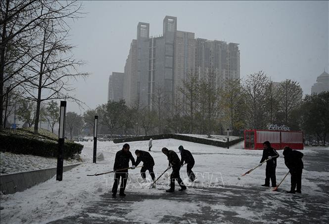 Tuyết rơi dày ở Bắc Kinh (Trung Quốc) gây gián đoạn giao thông