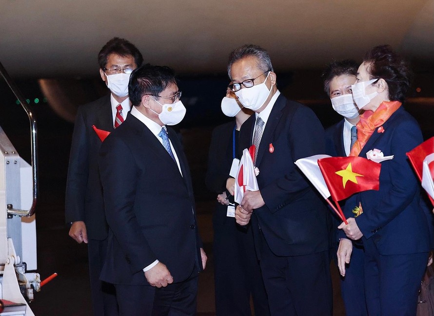 Đón Thủ tướng Chính phủ và đoàn đại biểu Việt Nam tại sân bay có ông Miyake Shingo, Thứ trưởng Bộ Ngoại giao Nhật Bản; bà Shino Mitsuko, Cục trưởng Cục Lê tân, Bộ Ngoại giao Nhật Bản; ông Yamada Takio, Đại sứ Nhật Bản tại Việt Nam - Ảnh VGP/Nhật Bắc