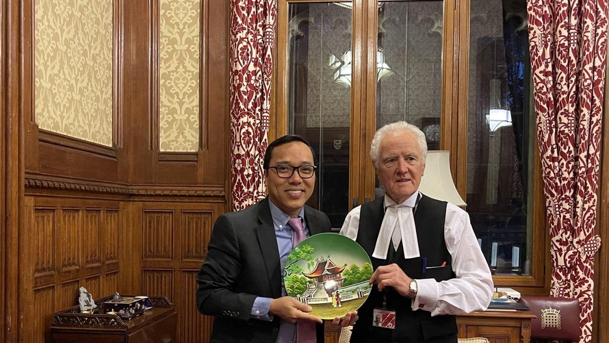 Chủ tịch Thượng viện Anh John Francis McFall tiếp Đại sứ Việt Nam tại Anh, Nguyễn Hoàng Long. Ảnh: TTXVN phát