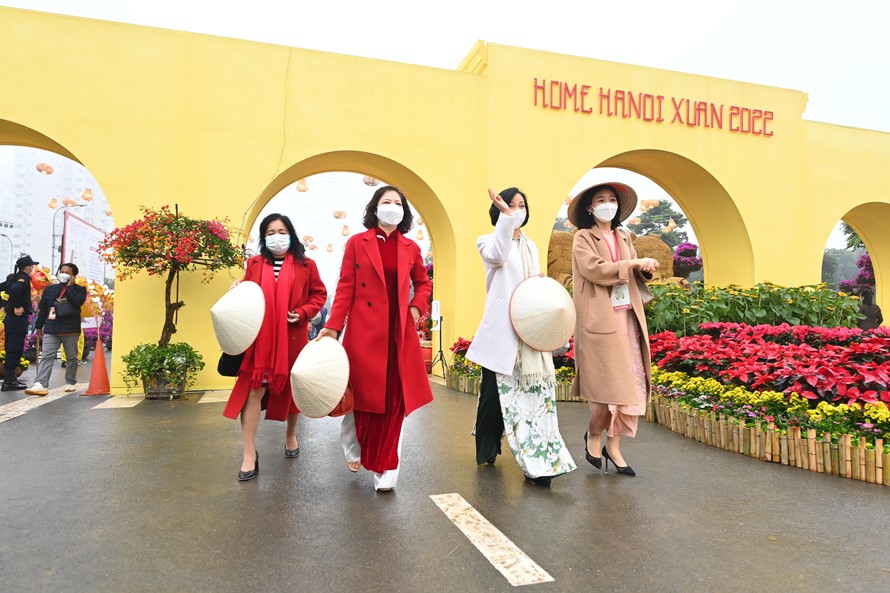 Hơn 7 vạn lượt du khách check in Đường hoa Home Hanoi Xuan 2022, phố đi bộ Pont de Long Biên