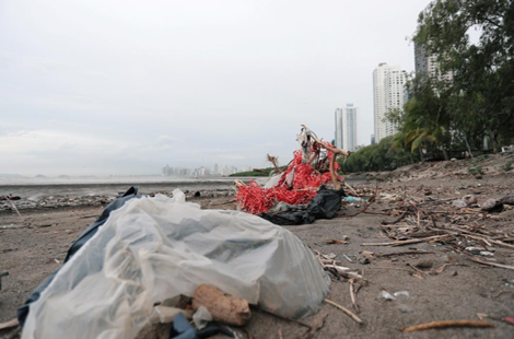 Thủ đô Panama 'ngập lụt' rác thải