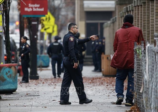 Cảnh sát được triển khai tại hiện trường vụ nổ súng ở thành phố Jersey, bang New Jersey, Mỹ. Ảnh minh hoạ: AFP/TTXVN