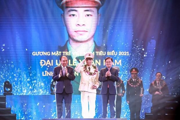 Chủ tịch nước Nguyễn Xuân Phúc dự Lễ trao Giải thưởng 'Gương mặt trẻ Việt Nam tiêu biểu năm 2021'