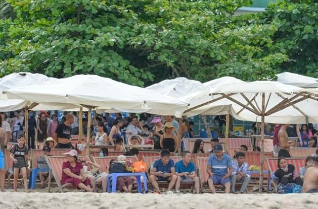 Sầm Sơn dịp 30/4: bãi biển kín người, resort 5 sao nhộn nhịp check-in