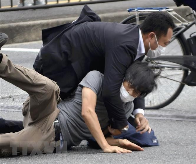 Nghi phạm tấn công cựu Thủ tướng Nhật Bản Abe Shinzo bị lực lượng an ninh bắt giữ tại hiện trường, ngày 8/7. (Ảnh: AFP/TTXVN)