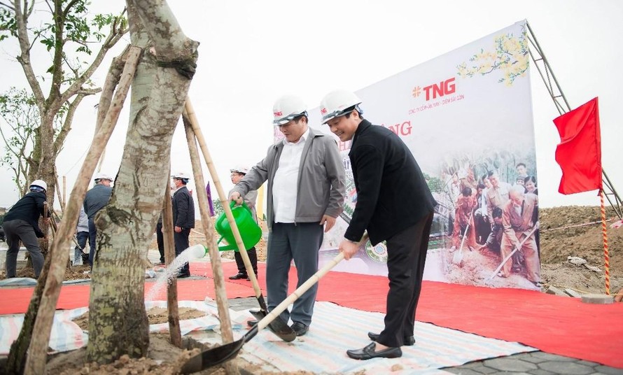 Bí thư Huyện ủy, Chủ tịch UBND huyện Trần Quang Tuấn và ông Bùi Thanh Hà, Phó Chủ tịch tập đoàn TNG Holdings Vietnam tham gia trồng cây.