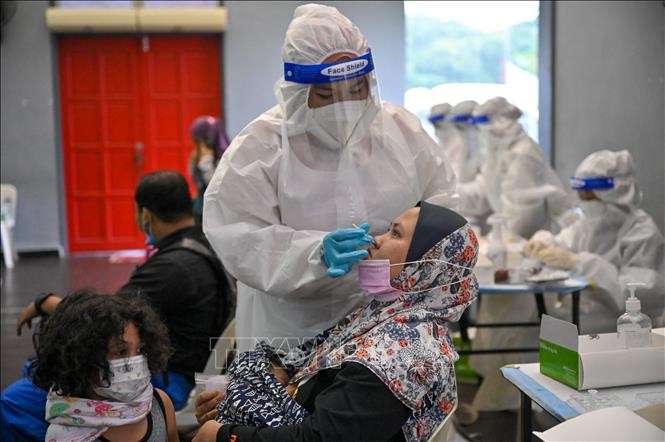 Giới chức y tế Malaysia hối thúc chính phủ tăng cường kiểm soát dịch COVID-19