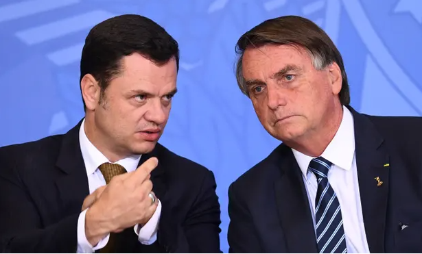 Cựu Bộ trưởng Tư pháp Brazil Anderson Torres (trái) và cựu Tổng thống Brazil Jair Bolsonaro. 