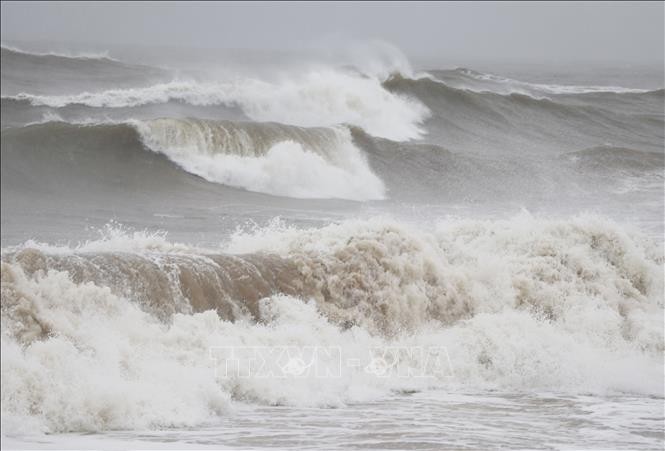 Cảnh báo triều cường và sóng lớn ven biển Nam Bộ